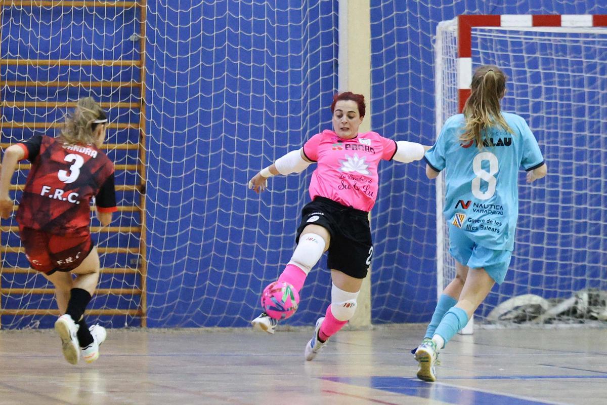 Larissa se viste de superheroína para darle un punto al San Pablo-Eivissa