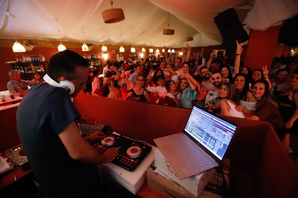 Un dj pone música en una caseta de la Feria de Córdoba.