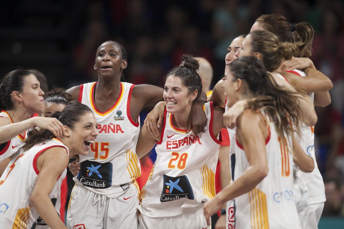La selección femenina celebra el bronce logrado en la Copa del Mundo 2018 de Tenerife