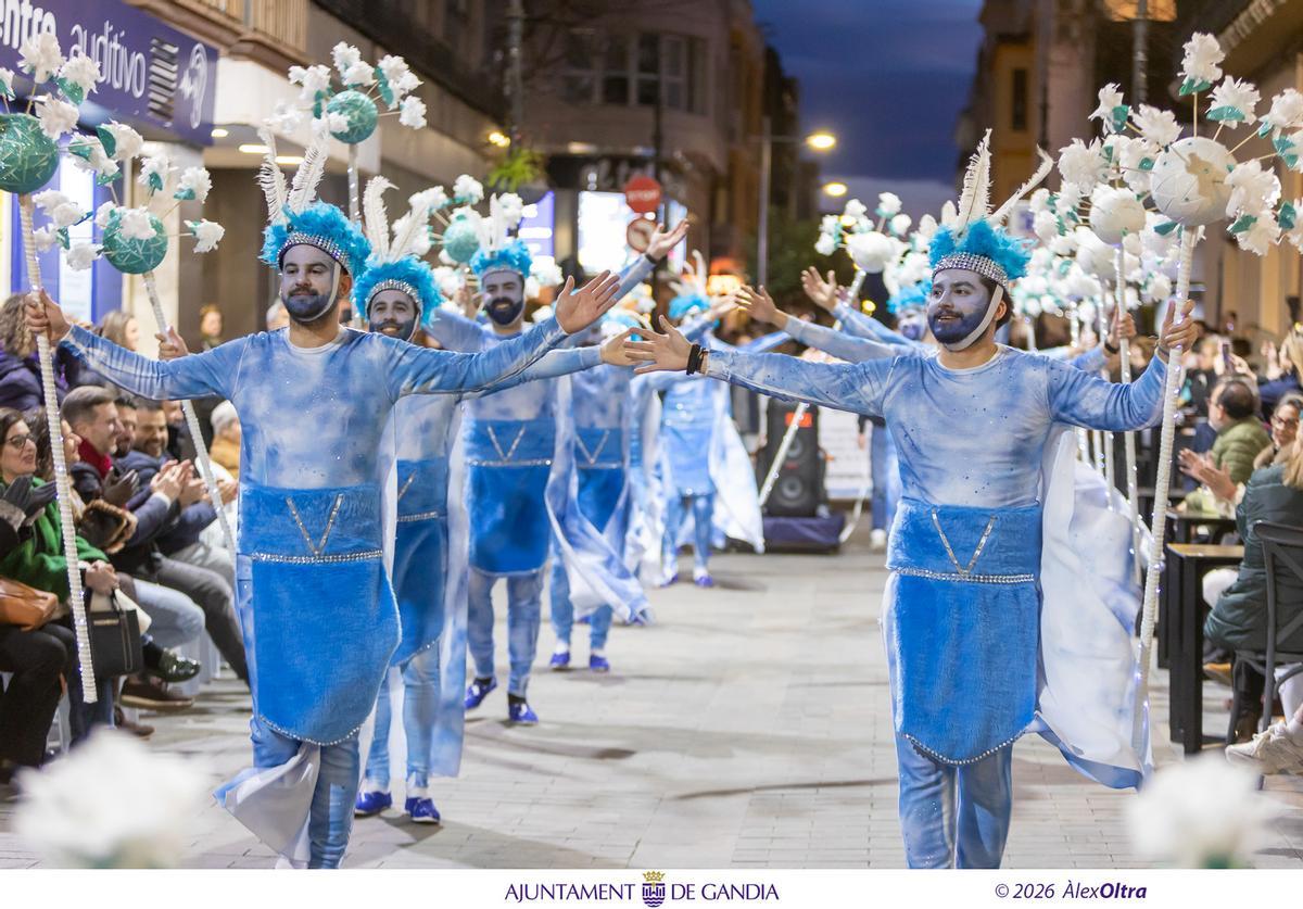 El viento sí respeta la Cavalcada del Ninot de Gandia que luce como nunca