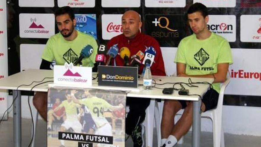 Juanito, Chicho y Paradynski durante la rueda de prensa ayer en Son Moix.