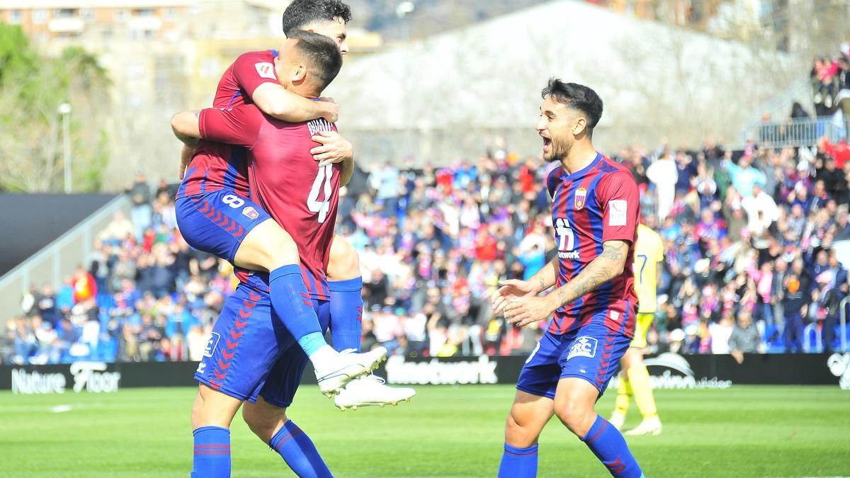 Sergio Ortuño e Ivan Chapela festejan el gol anotado por Dario Dumic en el Nuevo Pepico Amat frente al Villarreal B.