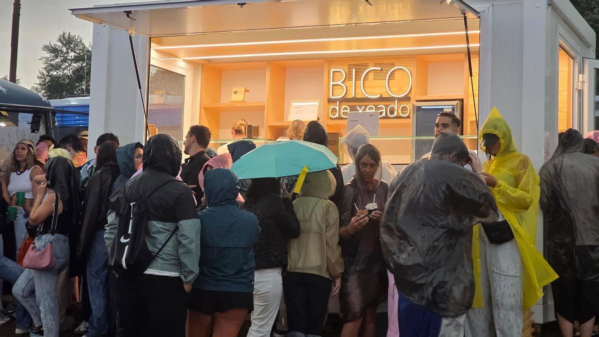 Los foodtrucks, únicos beneficiados de la tormenta en O Gozo Fest: "O parón favoreceunos nas vendas, a xente aproveitou esas horas para comer"