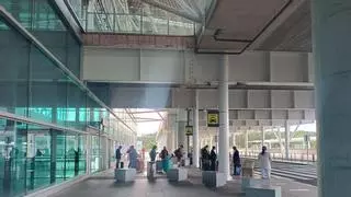 Coger un taxi en Santiago, misión imposible: «Venimos al congreso y llevamos 20 minutos esperando en el aeropuerto»