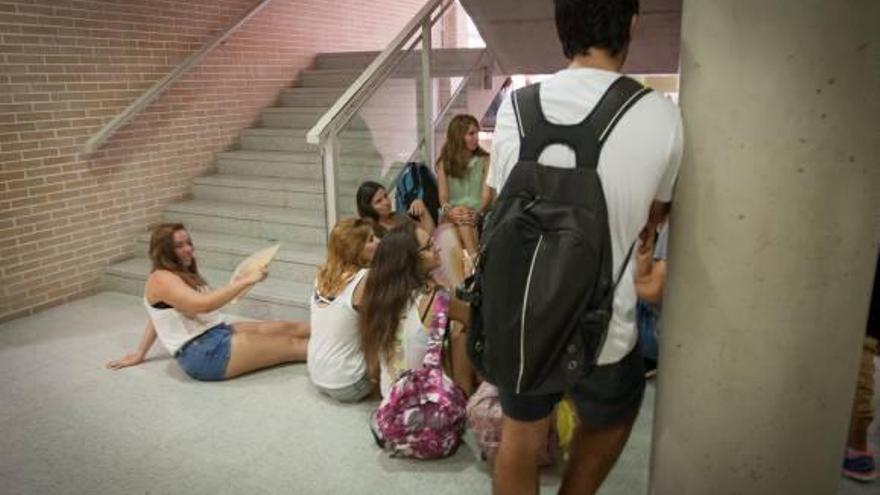 En el Instituto Doctor Balmis de Alicante cada hora a partir de las 11 bajaron al patio profesores y alumnos para resguardarse en los soportales y volvían a subir para medir las temperaturas, a más de 32 grados. Algunos se quedaban en las escaleras, más frescos.