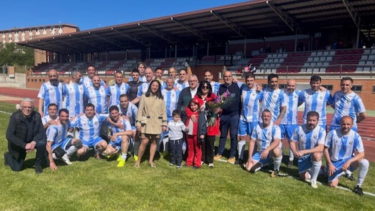 Equipo de fútbol que rindió homenaje a Luis María Merayo en la Ciudad Deportiva.