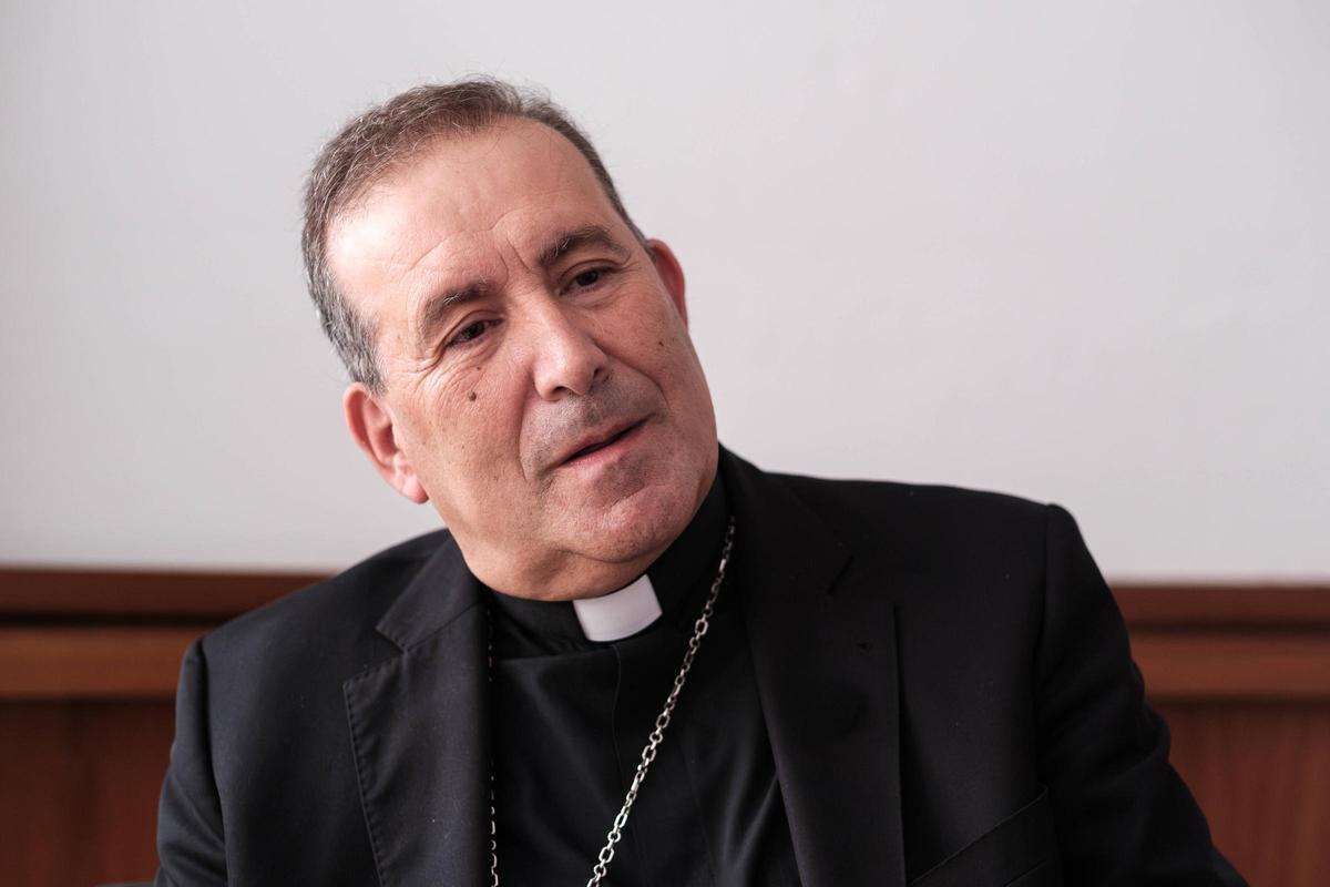 El obispo, durante la entrevista en el Obispado.