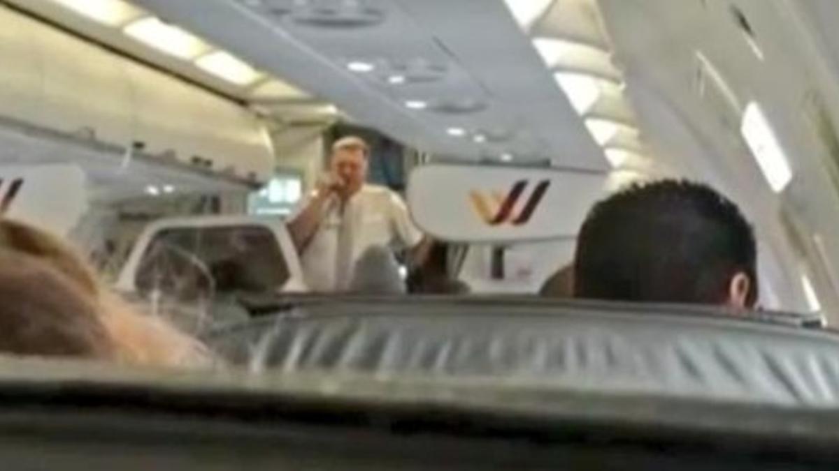 El piloto de Germanwings Frank Woiton tranquiliza a los pasajeros