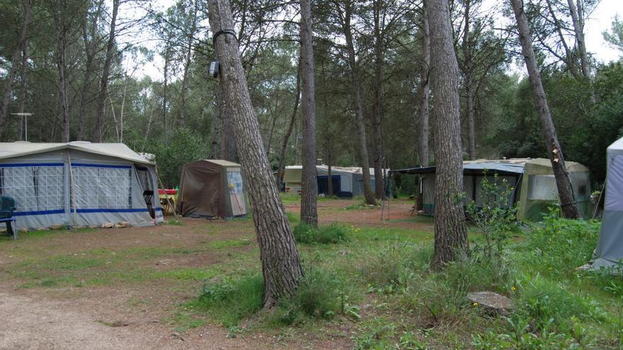 Imagen del ´camping´ ilegal de la comuna de Lloret antes de que el Ayuntamiento lo desalojase