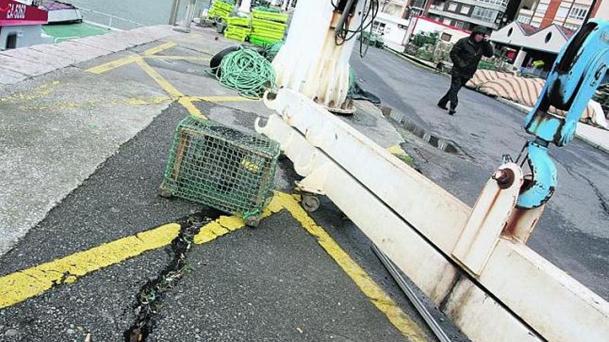 Una de las grietas aparecidas en el firme del puerto pesquero riosellano.