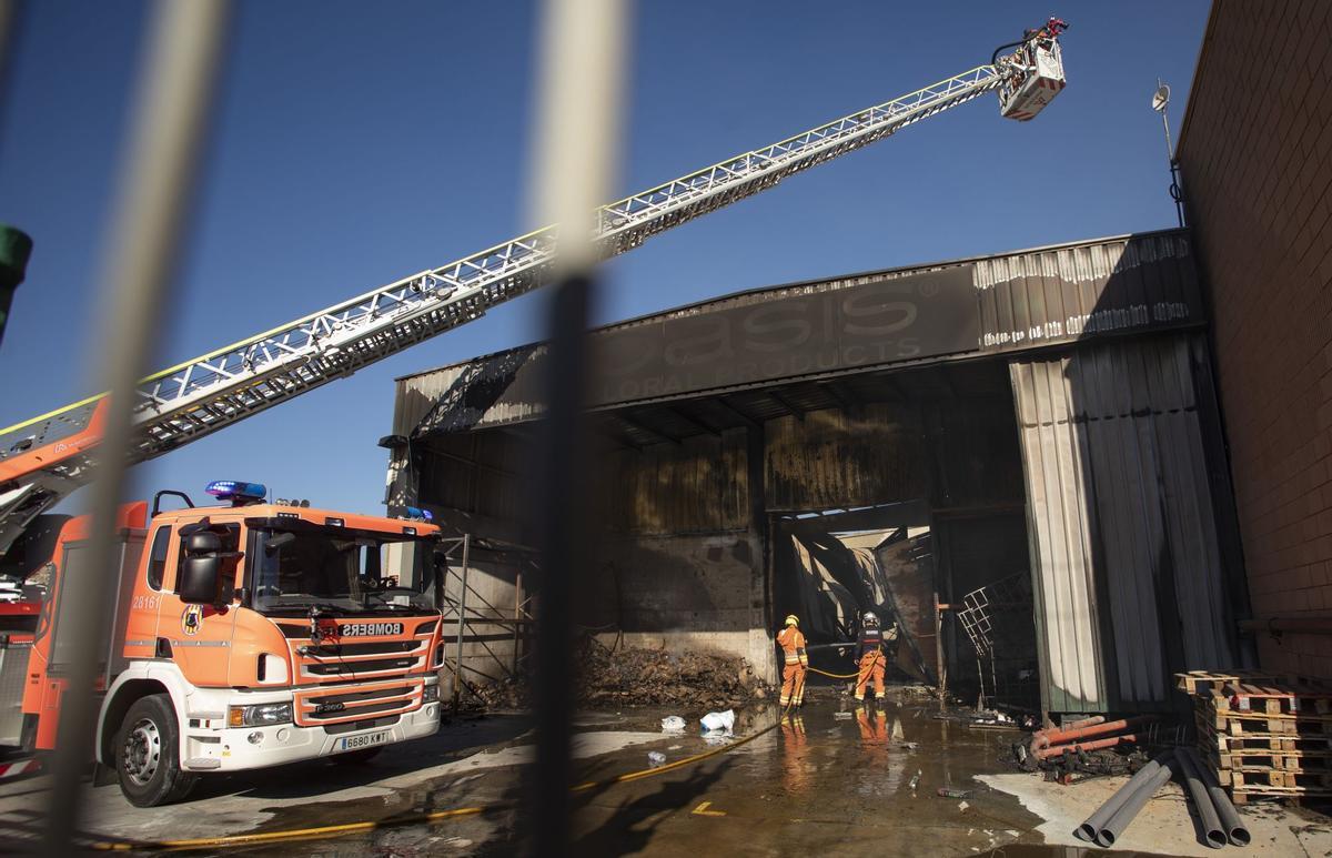 Imagen de archivo de una actuación de los bomberos en el incendio de una nave en Sagunt.