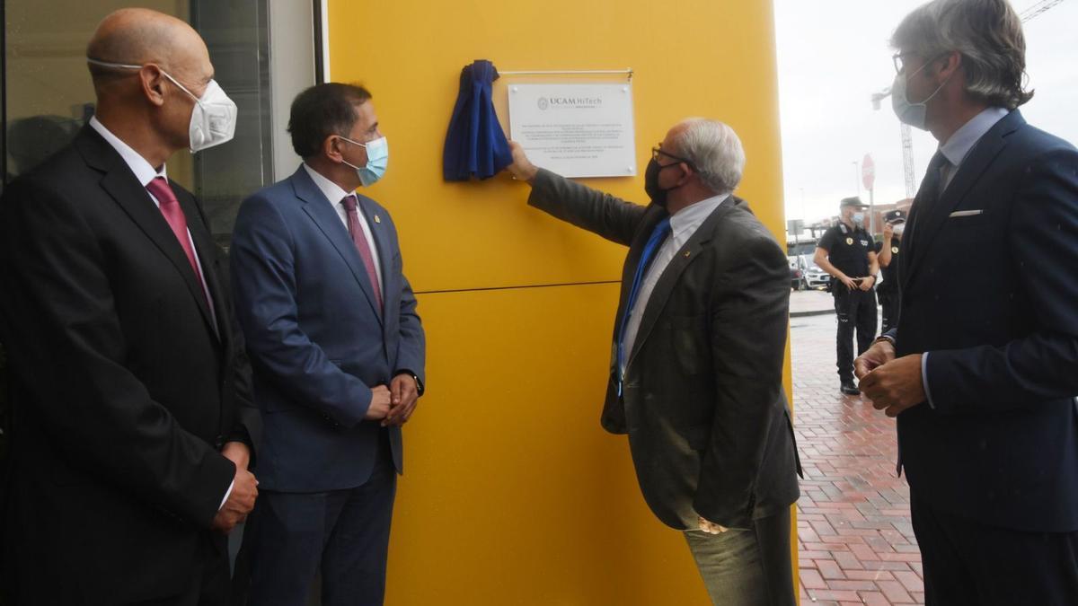 Mendoza destapa la placa en la inauguración del centro HiTech en 2021.