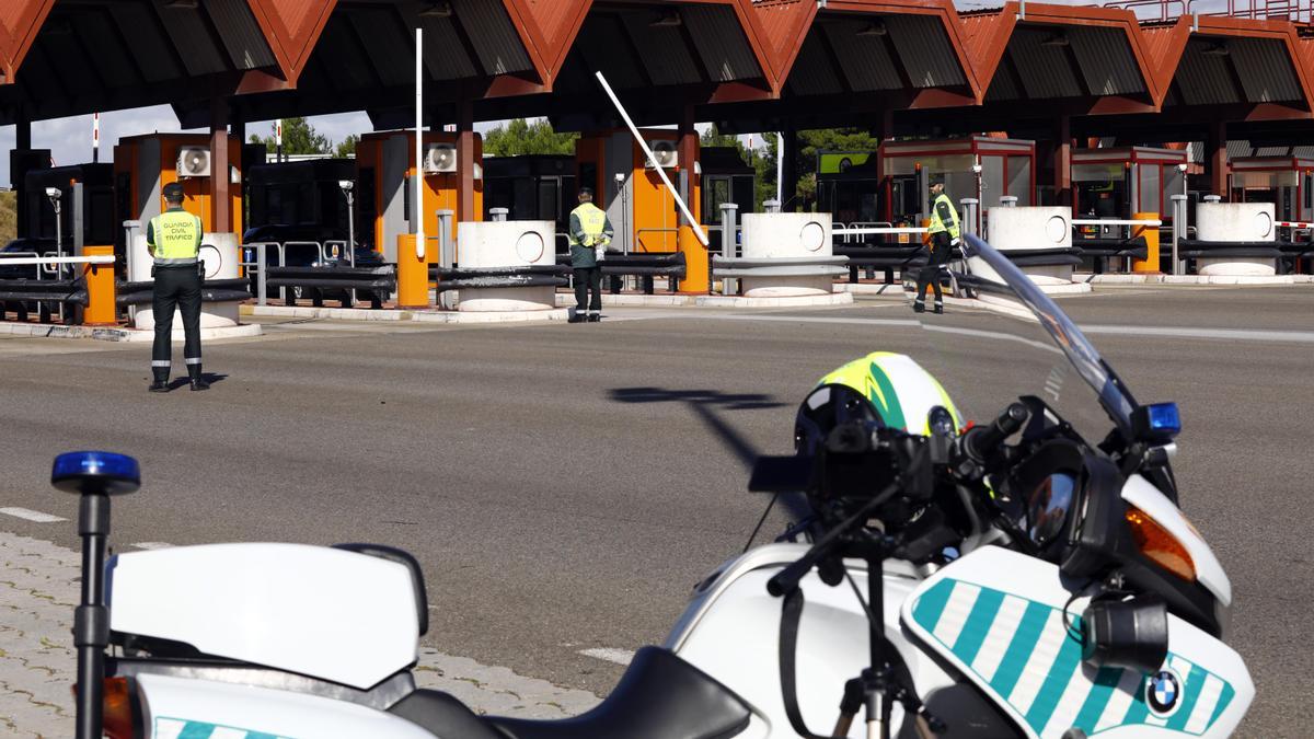 Un control de la Guardia Civil en el peaje de la A-68