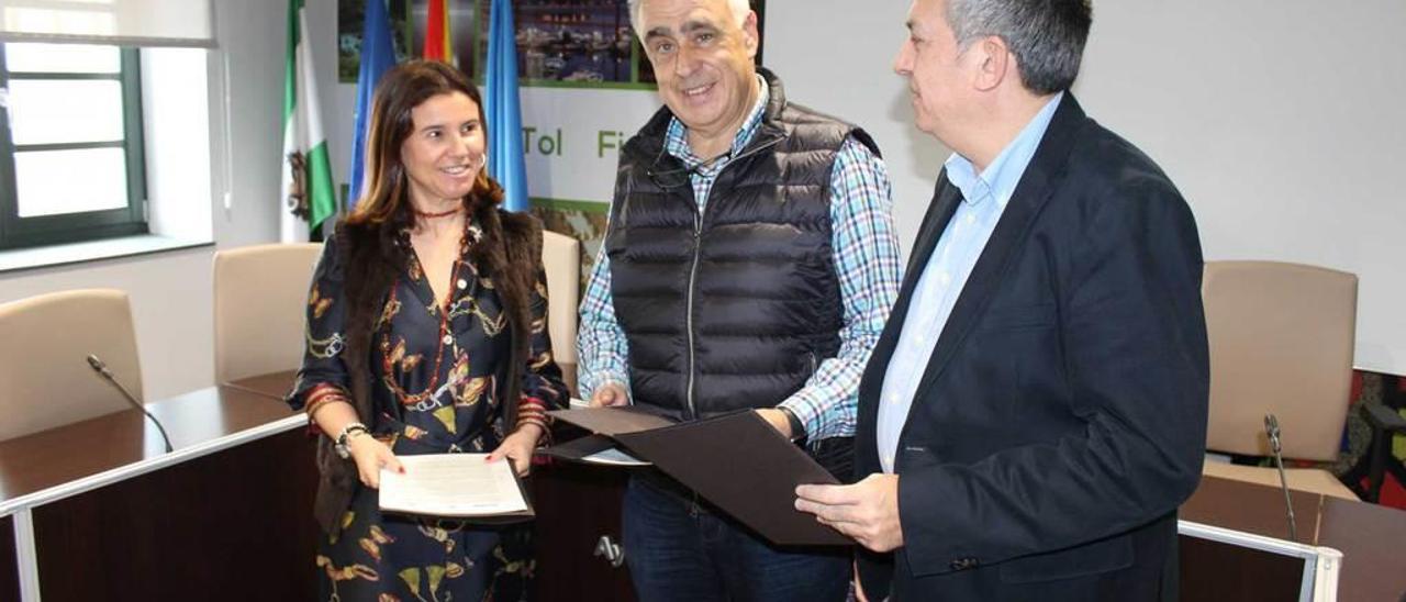 Vanda da Veiga, José Ángel Pérez y Manuel Calvo, ayer, tras la firma del convenio en Castropol.