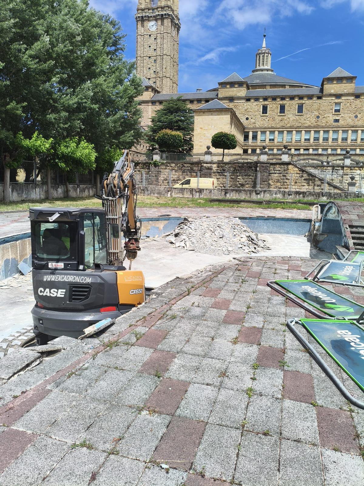 En imágenes: así avanzan las obras para recuperar la piscina de La Laboral