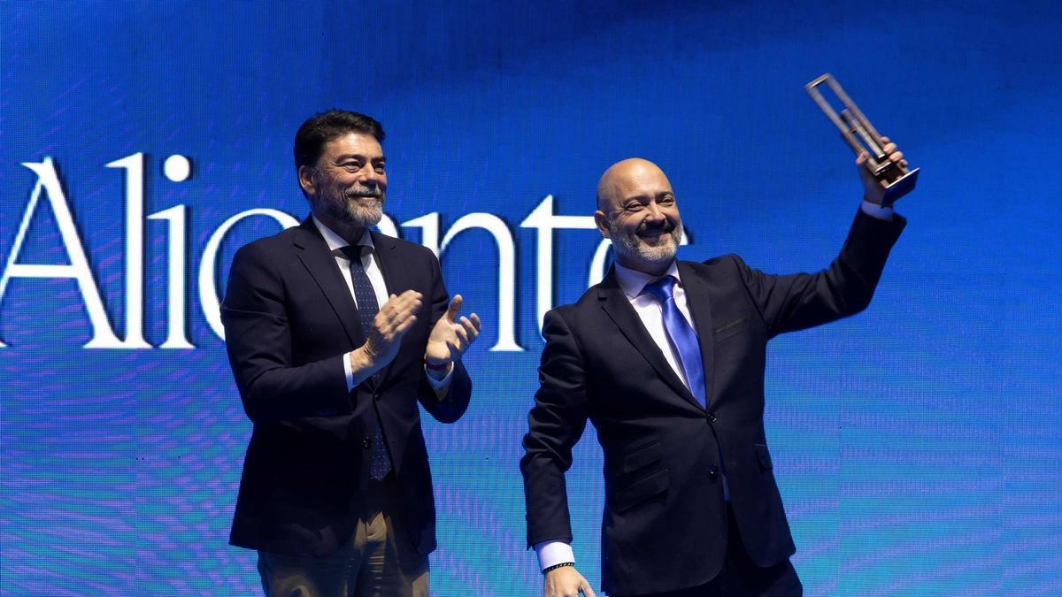 El presidente del Club Balonmano Horneo Alicante, José Sánchez, saluda al público en presencia del alcalde de Alicante, Luis Barcala.