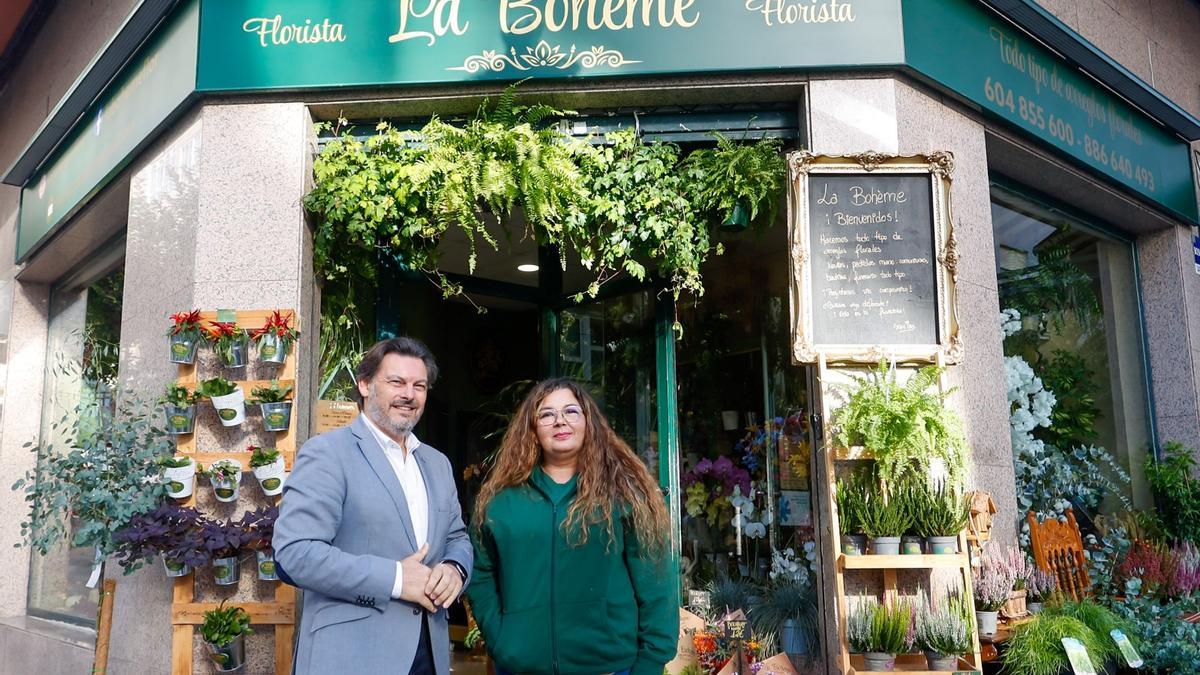 Antonio Rodríguez Miranda e Zoila Martínez Pacheco diante da floristería ‘La Boheme’.