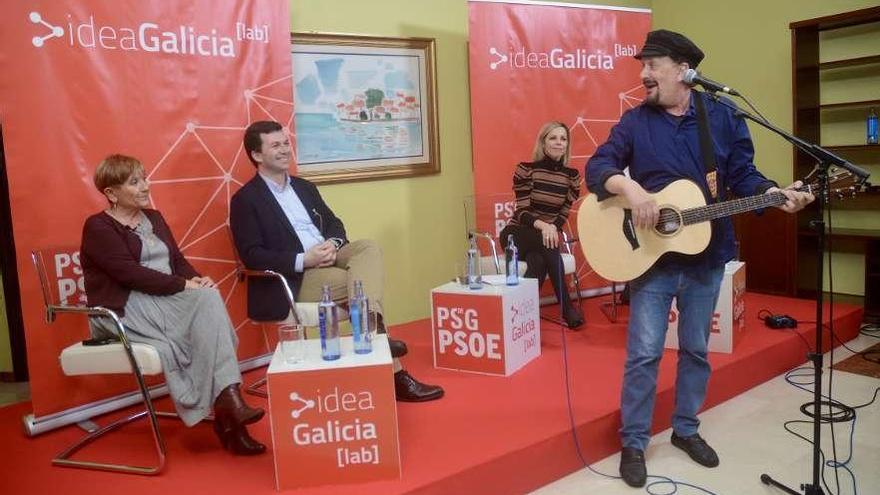 El acto celebrado en Pontevedra contó con la actuación de Luis Emilio Batallán. // Rafa Vázquez