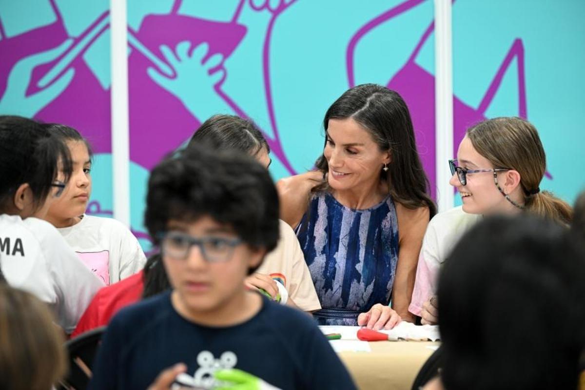 Letizia, en el pabellón infantil de la Feria, este viernes, con unos niños en un taller de ex-libris.