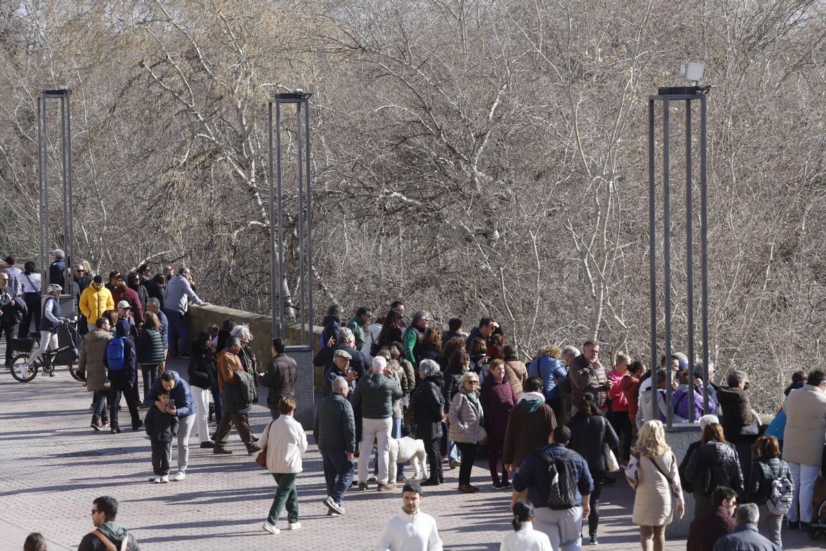Los cordobeses disfrutan del sol al aire libre tras multitud de días de lluvia intensa