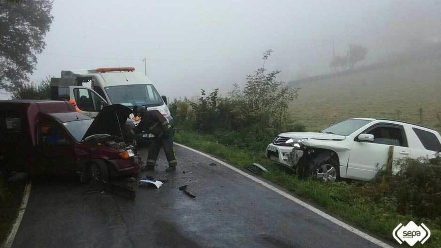 Una colisión entre dos vehículos en Cesa (Nava) deja tres heridos