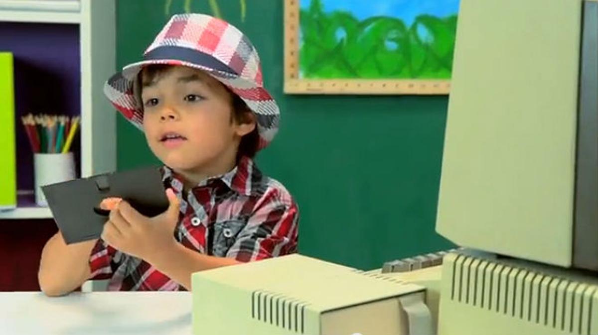 Uns nens al·lucinen davant els ordinadors de fa 40 anys.