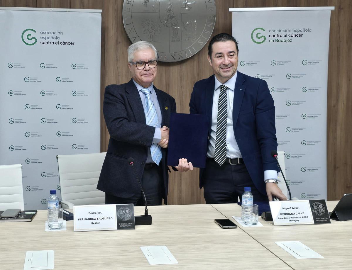 El rector de la Uex, Pedro Fernández Salguero y el presidente de la AECC, Miguel Ángel Mendiano, en la firma del convenio.