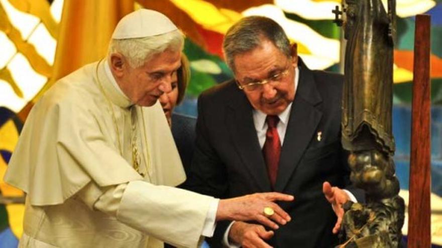 Raúl Castro recibe al Papa en La Habana