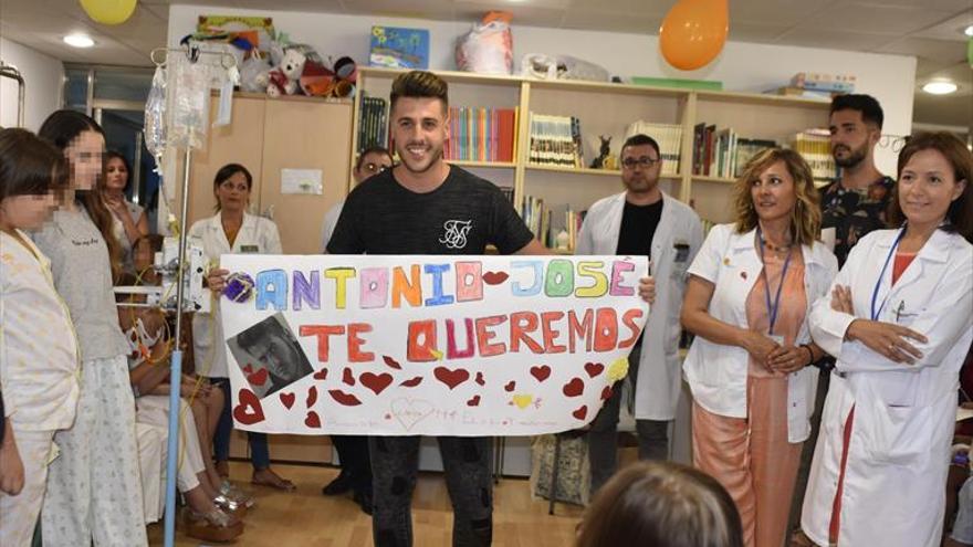 El cantante Antonio José visita a los niños ingresados en el Reina Sofía