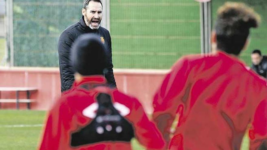 Vicente Moreno da indicaciones a sus jugadores durante un entrenamiento reciente en Son Bibiloni.