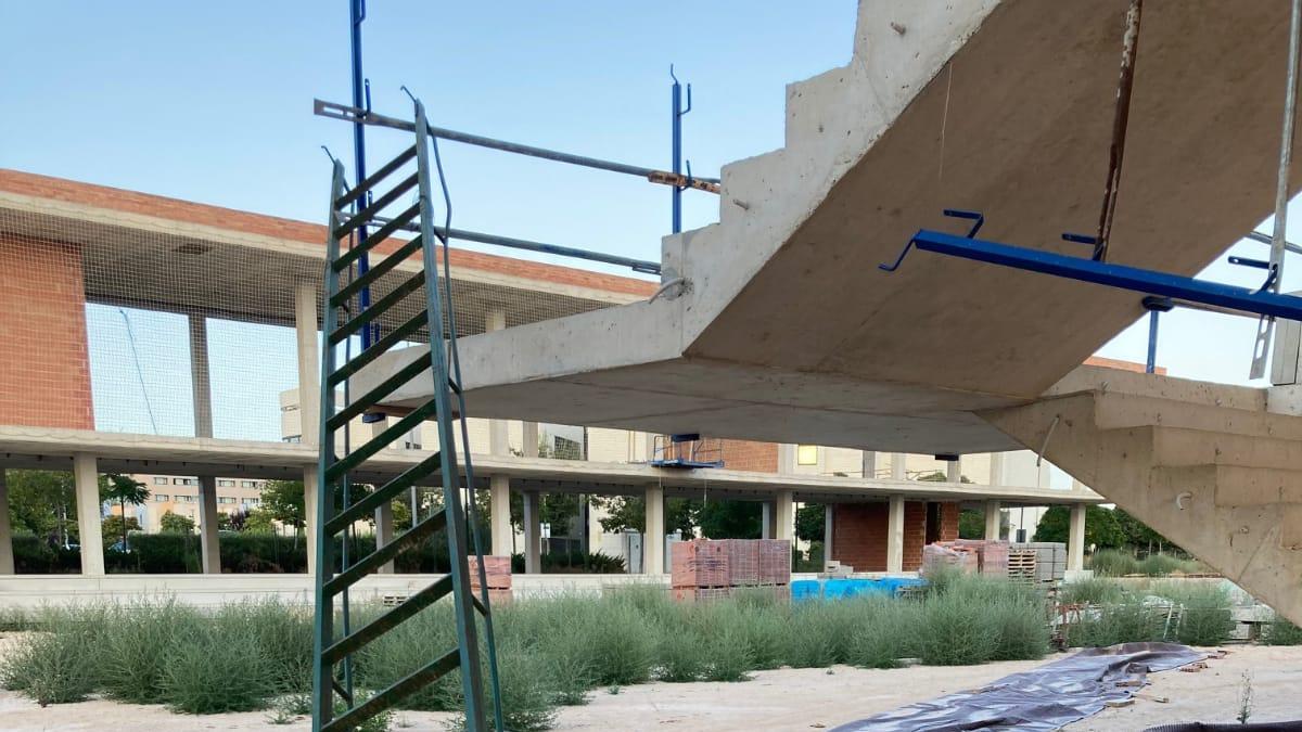 Una escalera junto a las escalinatas de subida al primer piso del Pabellón.