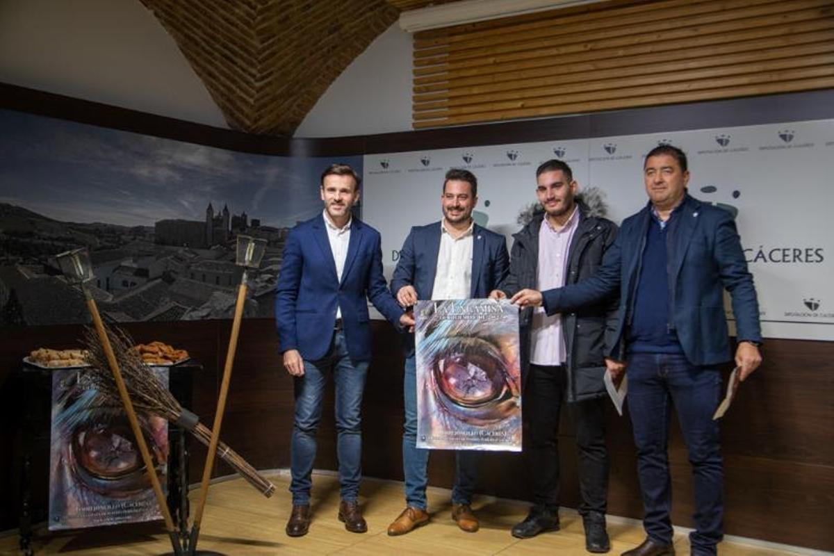 Presentación de La Encamisá en el Palacio Provincial en Cáceres.