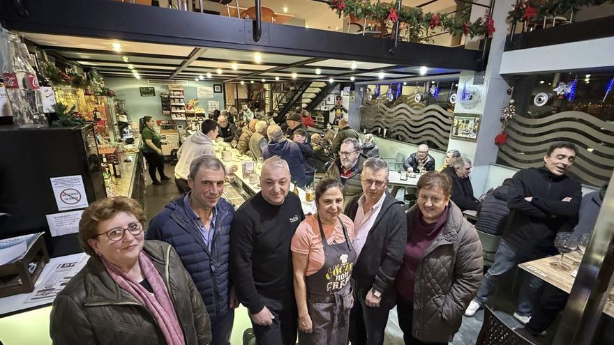 Juan Carlos Cortizo y Pilar Framiñán flanqueados por los fundadores Álvaro Otero y Manuel Framiñán junto a sus esposas. |  Bernabé