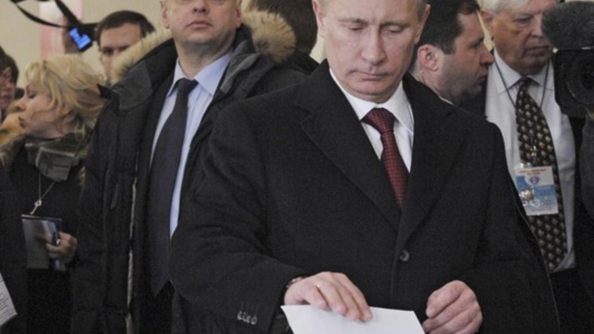 Vladimir Putin vota en Moscú