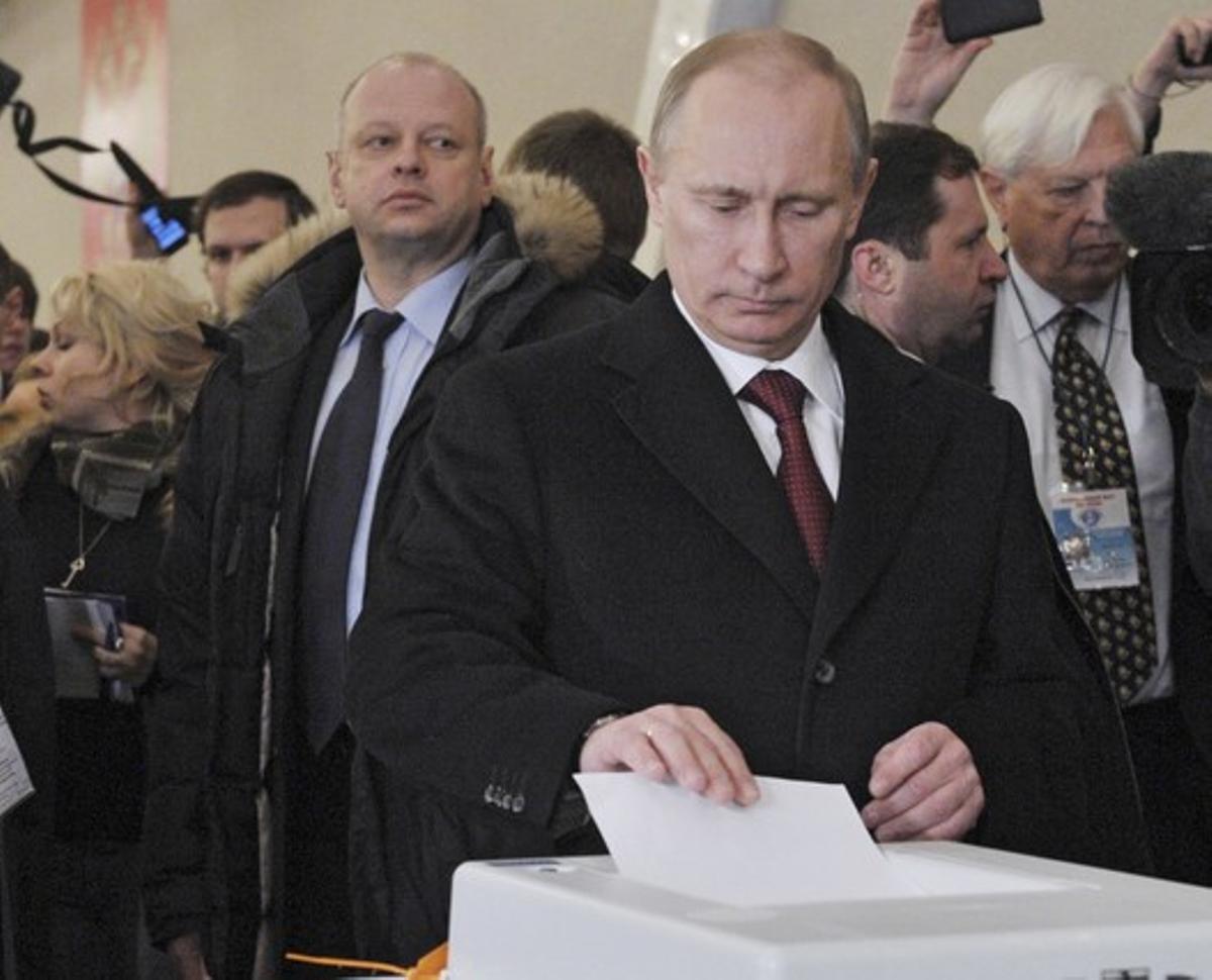 Vladímir Putin diposita el seu vot electrònic al seu col·legi electoral a Moscou, avui.