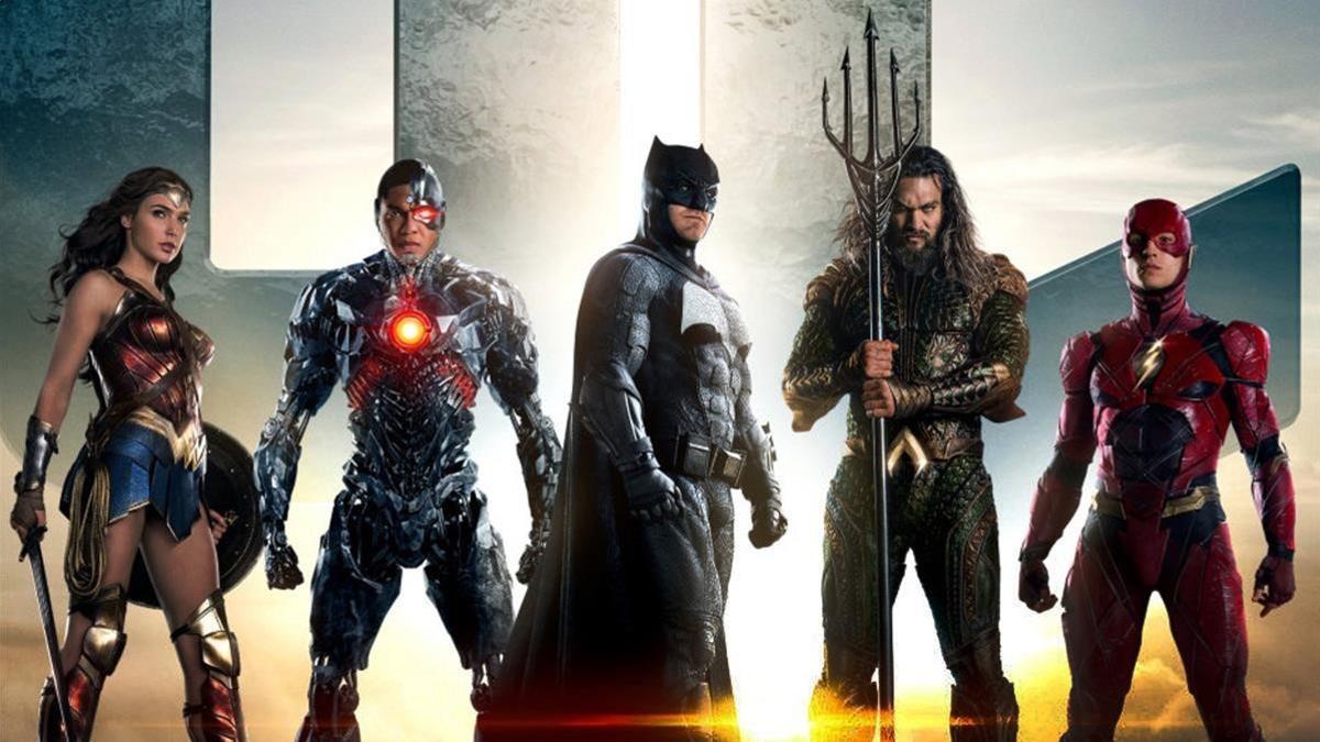 De izquierda a derecha, Wonder Woman, Cyborg, Batman, Aquaman y Flash, en una imagen promocional de 'Liga de la Justicia'