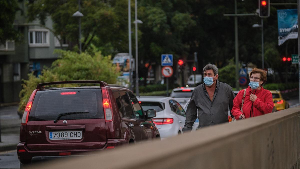 Dos personas con mascarilla pasean por Santa Cruz de Tenerife.