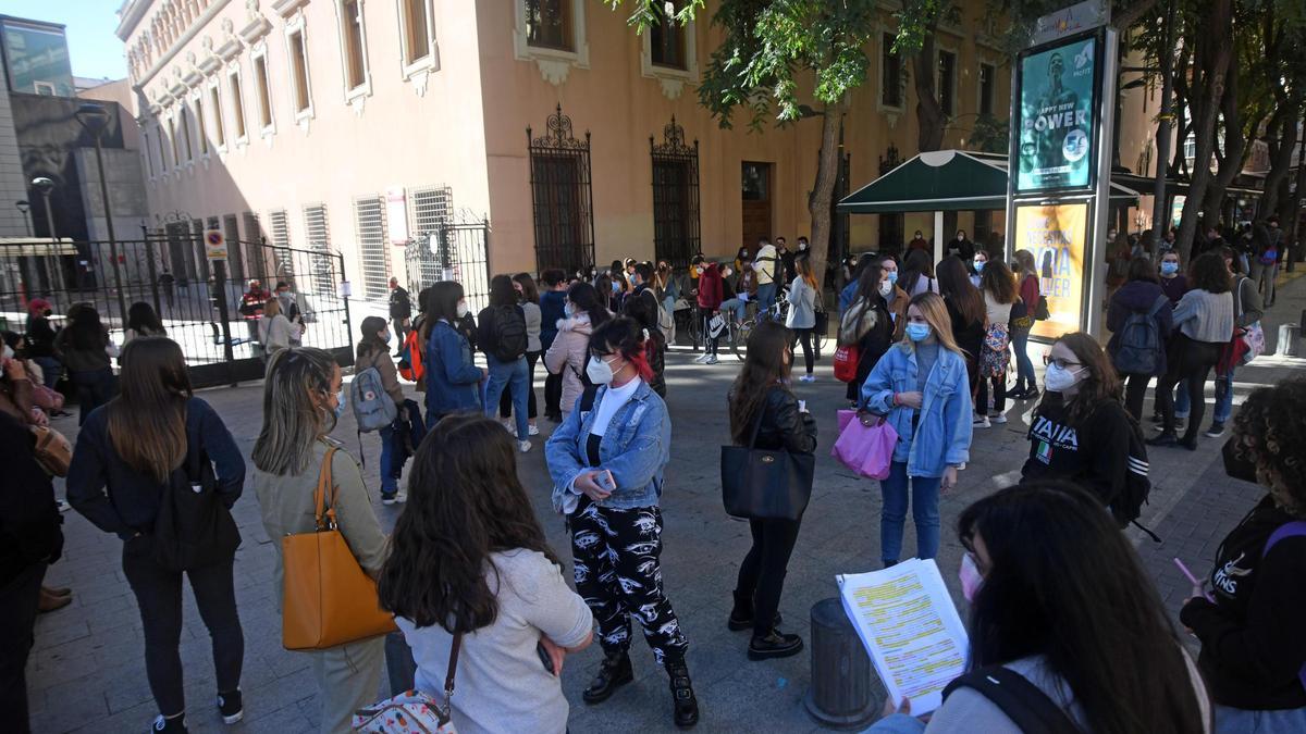 Estudiantes de la UMU, en el campus de La Merced.