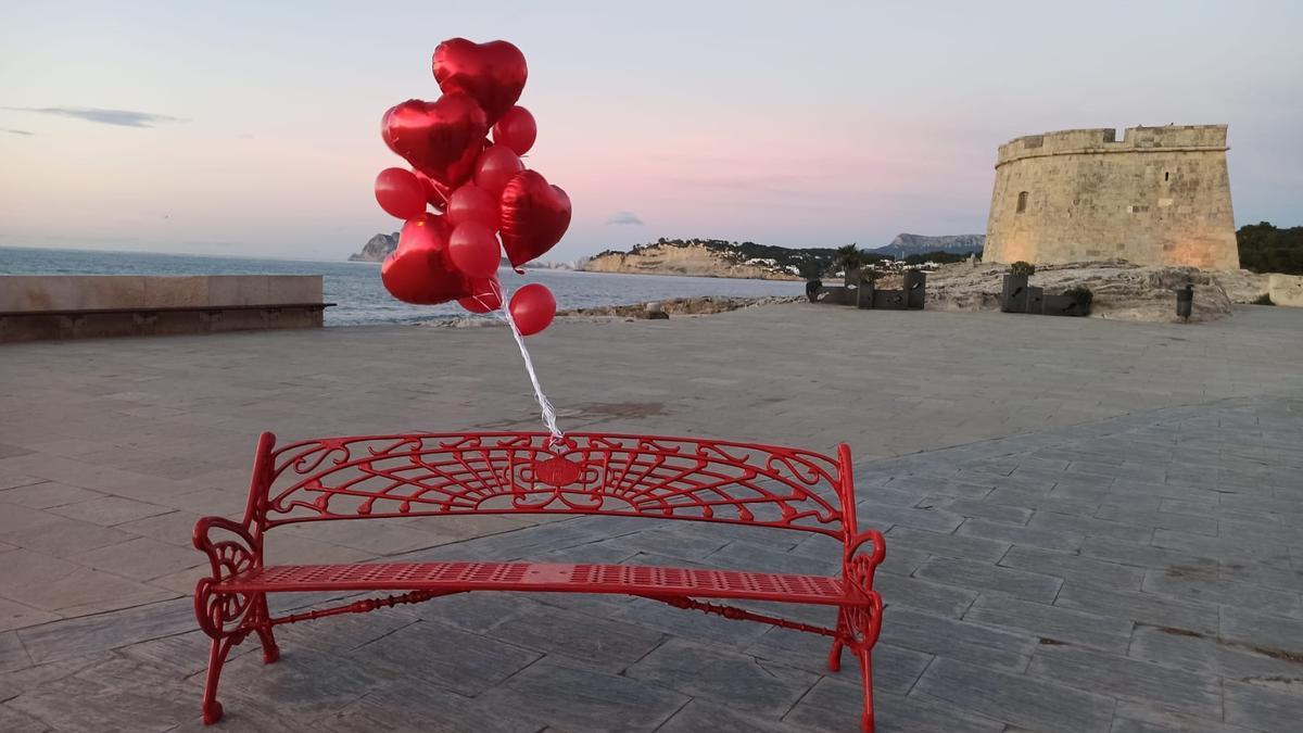 El banco y los globos rojos de la explanada del castillo de Moraira