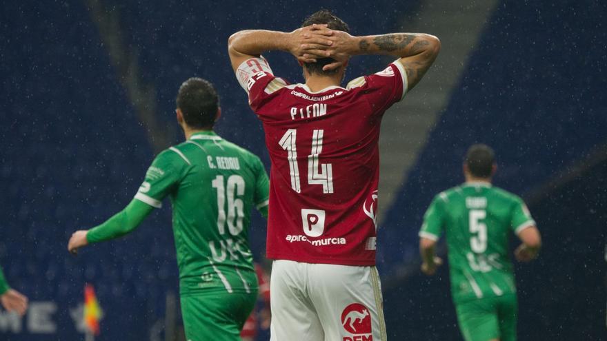 Pedro León se echa las manos a la cabeza durante el partido disputado ayer en el campo del Cornellá.