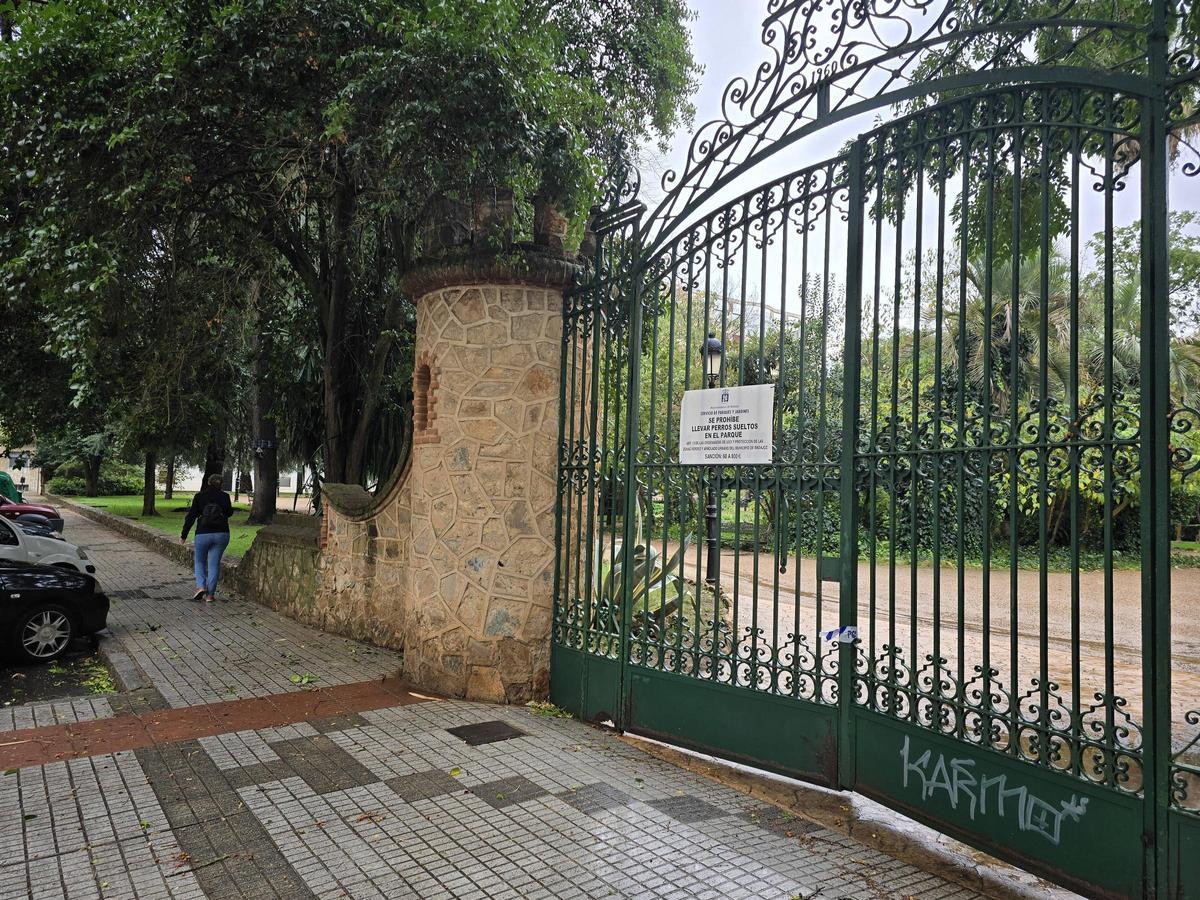 Una de las puertas del parque de Castelar en Badajoz.
