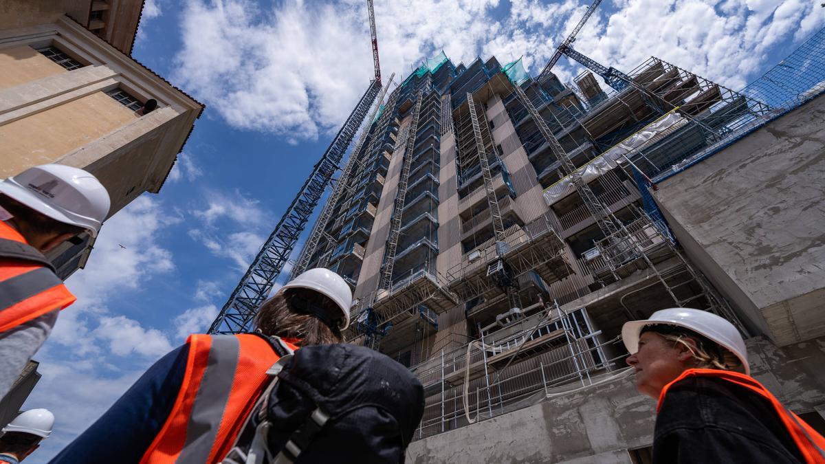 Obras de la nueva Torre Barceló, un edificio de 26 plantas y 192 viviendas que se destinarán al alquiler, en Mataró.