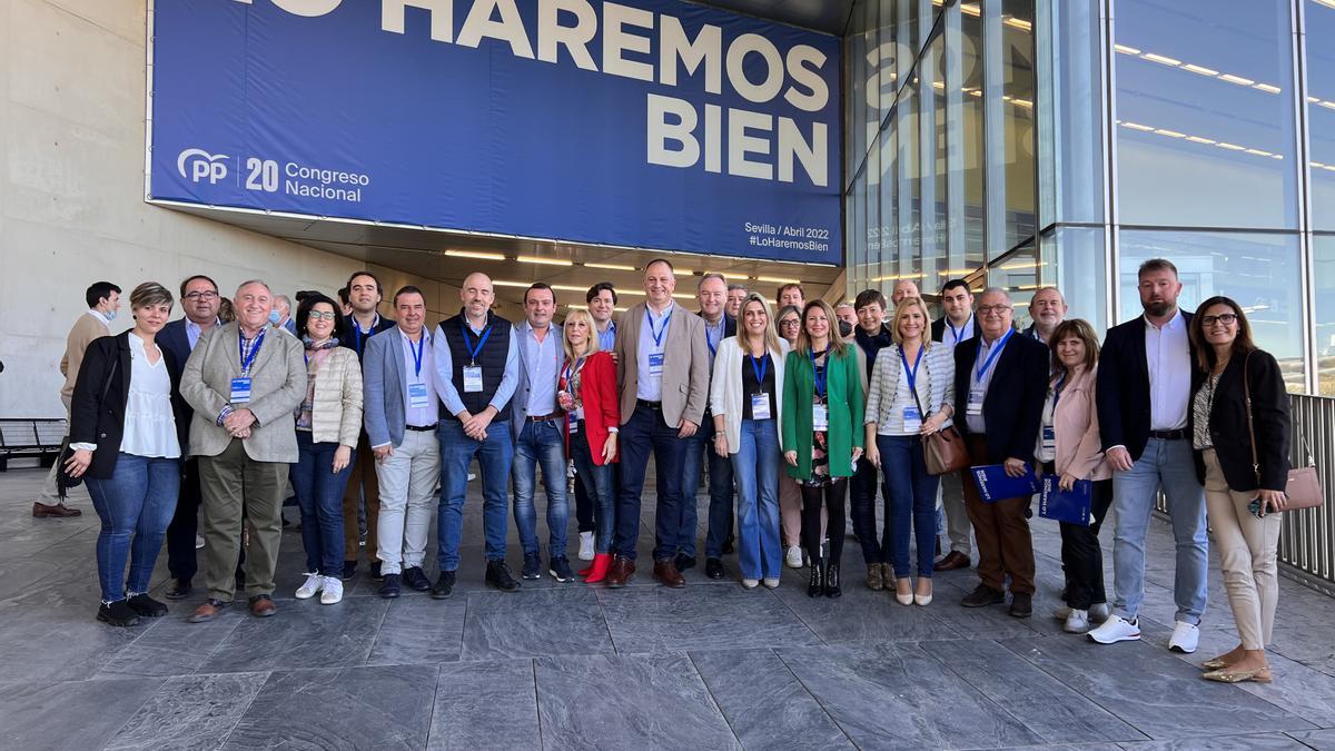 Representantes del PP de Castellón, a su llegada al congreso de Sevilla.