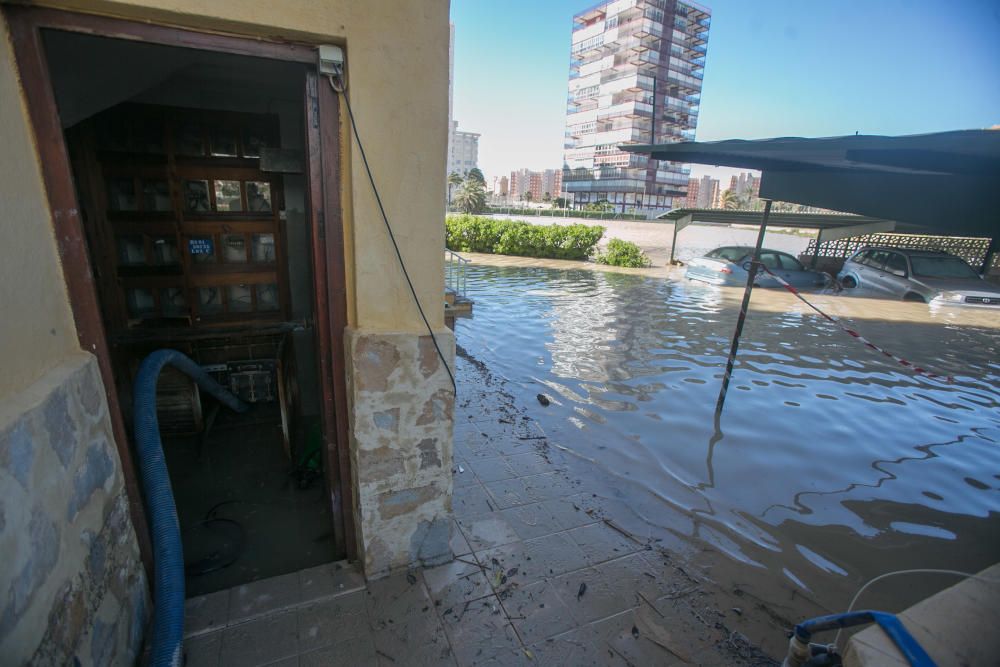 Tres edificios de la playa de San Juan siguen anegados y 120 viviendas sin luz ni agua