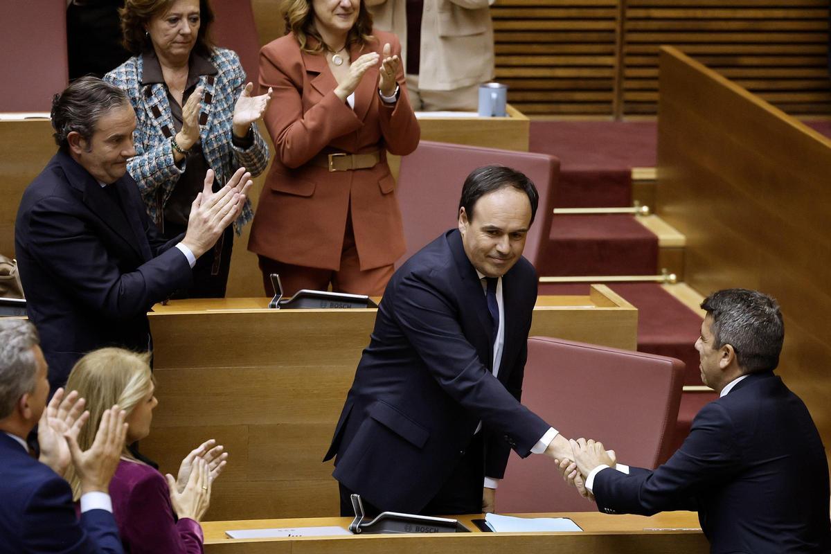 Pérez Llorca y Carlos Mazón, en las Corts.