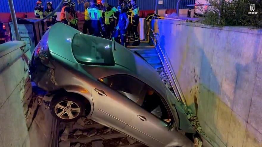 Chocan dos vehículos en el paseo de la Castellana y uno termina incrustado en la boca de metro de Begoña