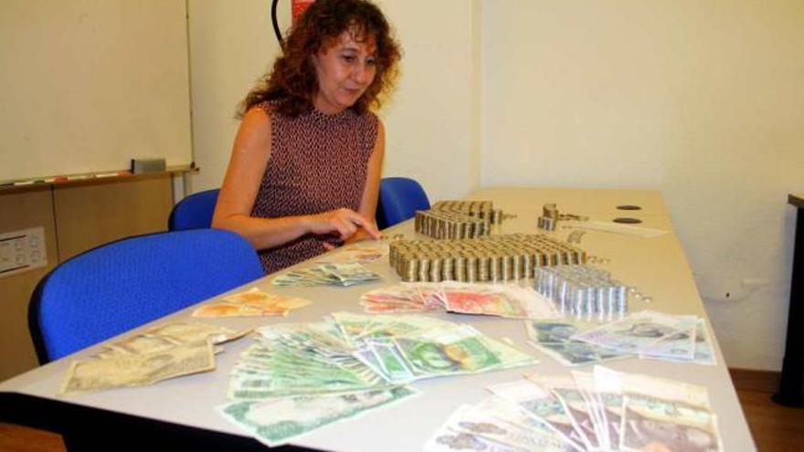 La coordinadora de Avea contando las pesetas que serán cambiadas en el Banco de España.