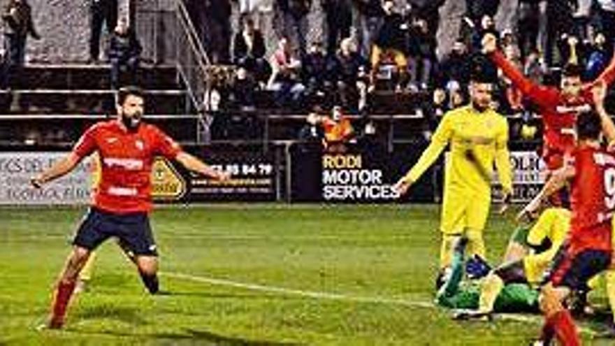 Barnils, Marc Mas i Carles Mas celebren el gol de l&#039;osonenc, que va suposar l&#039;1-0.