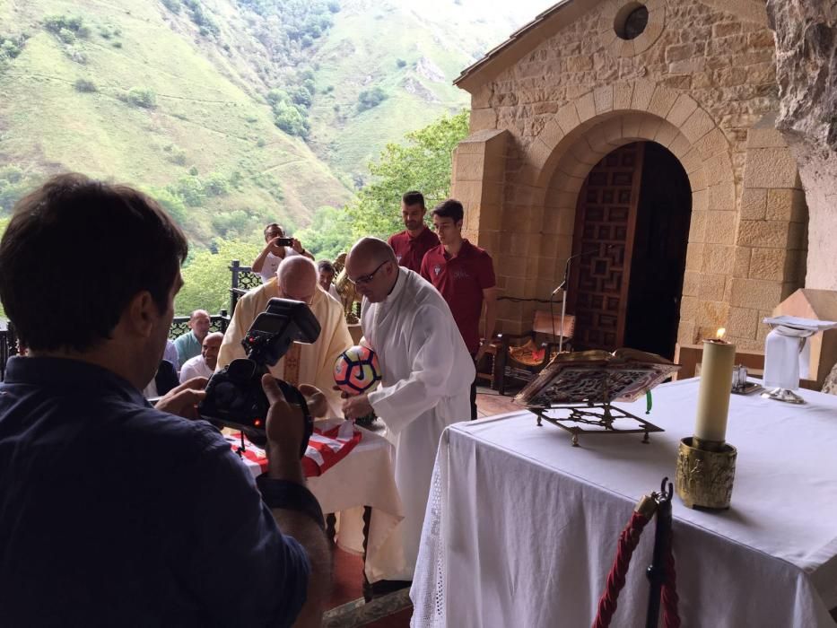 Visita de la plantilla sportinguista a Covadonga.