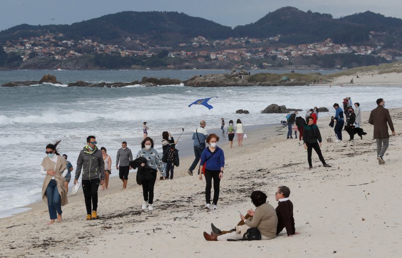 Las altas temperaturas hicieron ineludible el paseo e inevitable el chapuzón en Samil